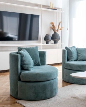 Natural white area rug in a cozy living room by Andina Decor.