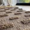 Alfombra Andina marrón pompones