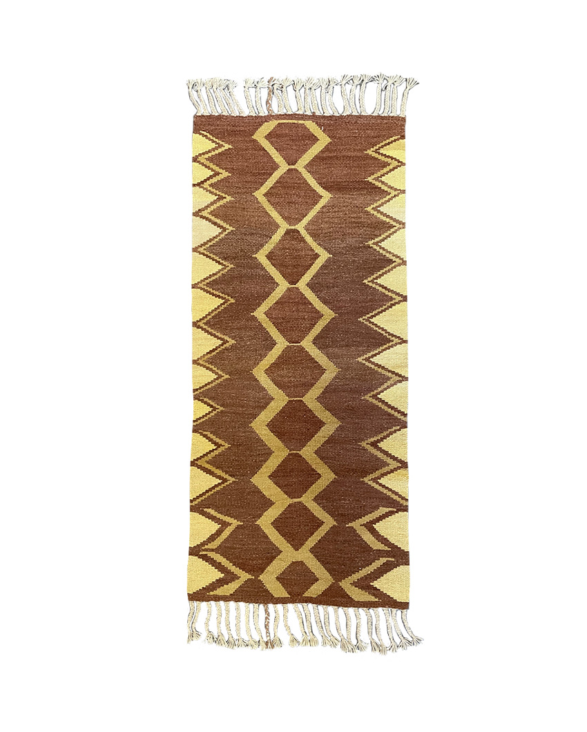 Textil Qom tejido a mano con patrones geométricos sobre fondo blanco.