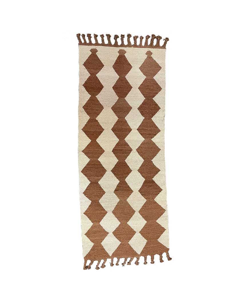 Textil Qom tejido a mano con patrones geométricos sobre fondo blanco.