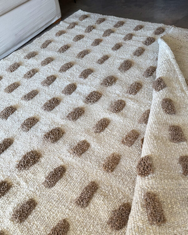 Alfombra Pom Pom - Natural y Arena - Image 3