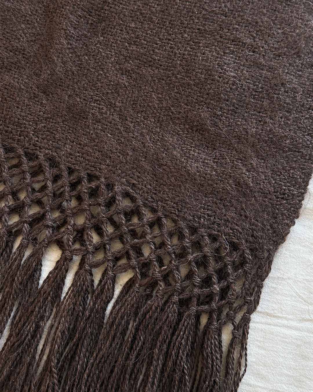 Manta de Llama – Chocolate - Image 3